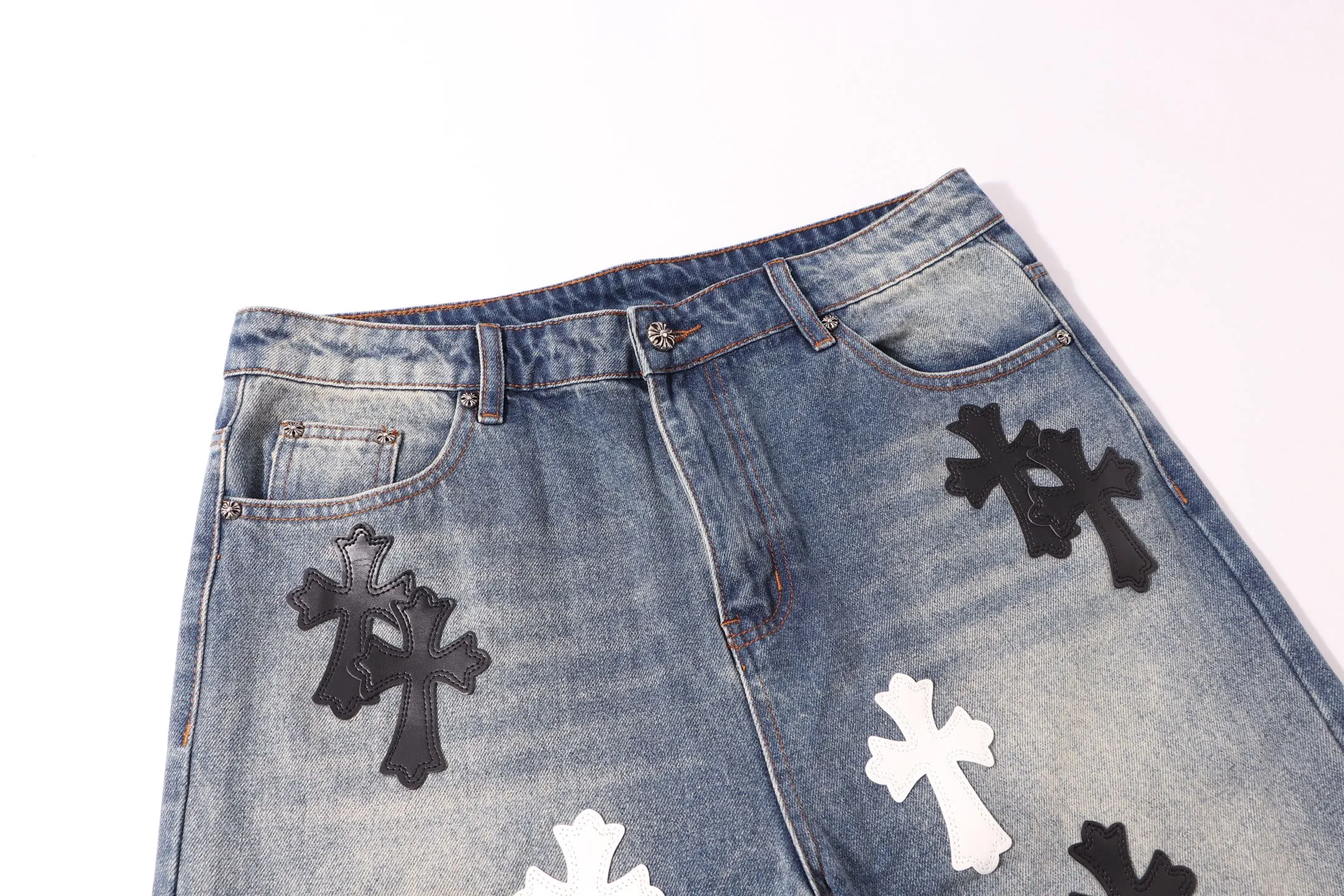 P260 model number: H48 chrome hearts & Croix Hearts Loose and popular jeans. Three-dimensional version. Loose and comfortable, not picky about the figure. Makes taller and slimmer. Factory-made. Original factory quality control. Same style for men and women. Can be matched with couples. Versatile recommendation. Must-have jeans for all seasons. Fashionistas have been disappointed. From the quality selection of fabrics, the tailoring of details, and the matching of patterns, they are all impeccable! The upper body is so handsome when worn...it can be easily worn by men, women and children! The craftsmanship is made of heavy-duty washed pure cotton denim fabric. After washing, it is soft and thick and looks very stylish when worn. Size: 30-32-34-36 Color: black